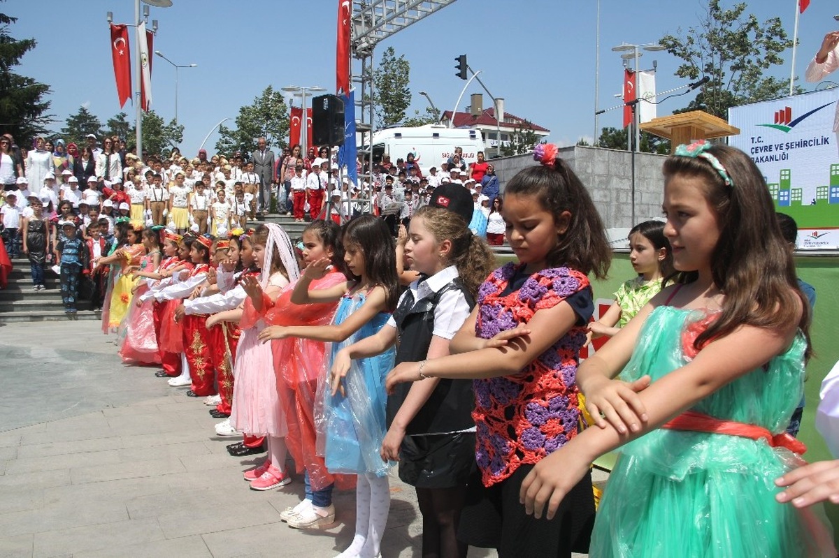 Atık Poşetlerden Yapılan Kıyafet Defilesi Büyüledi