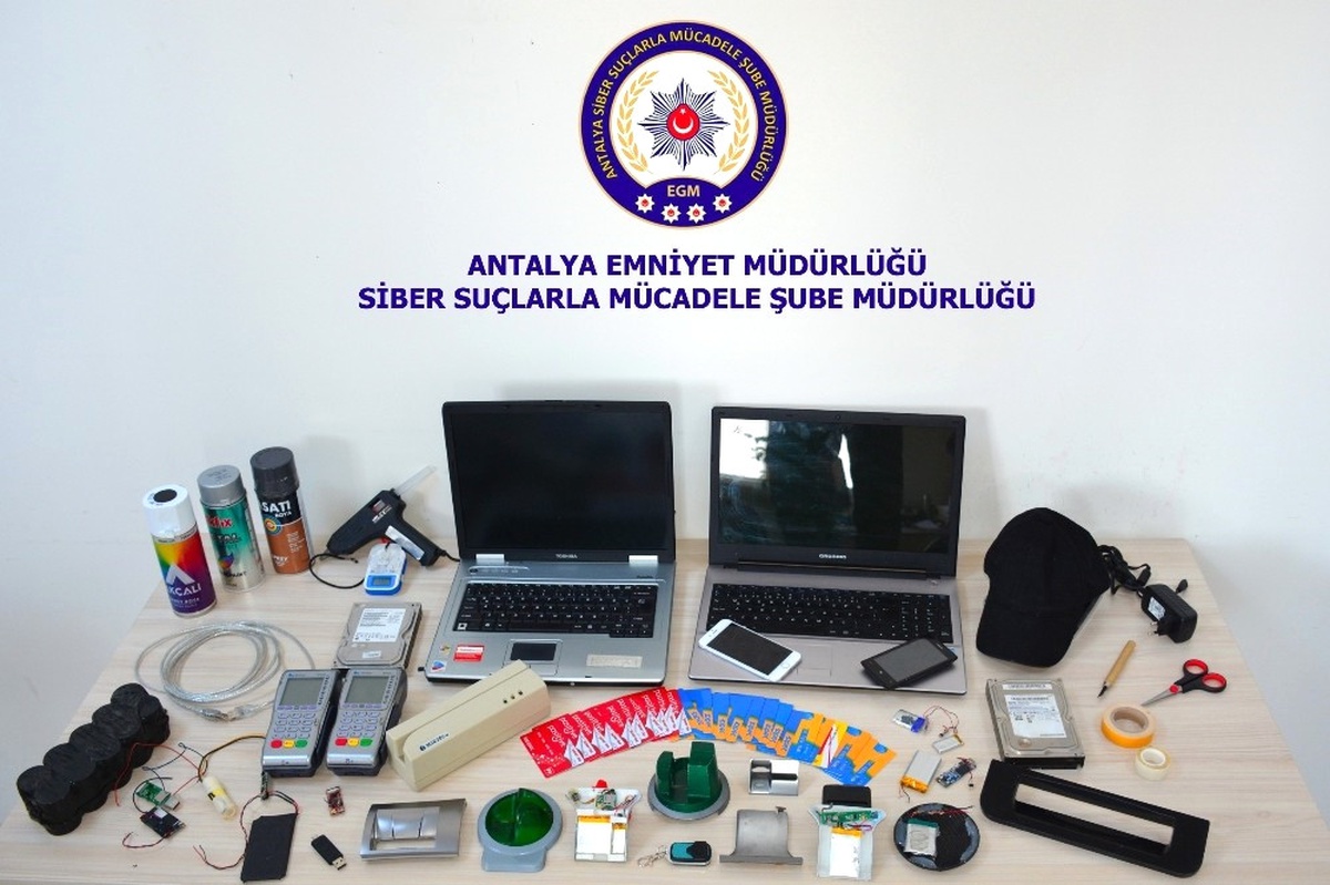 Atm\'lere Düzenek Yerleştiren 2 Kişi Yakalandı