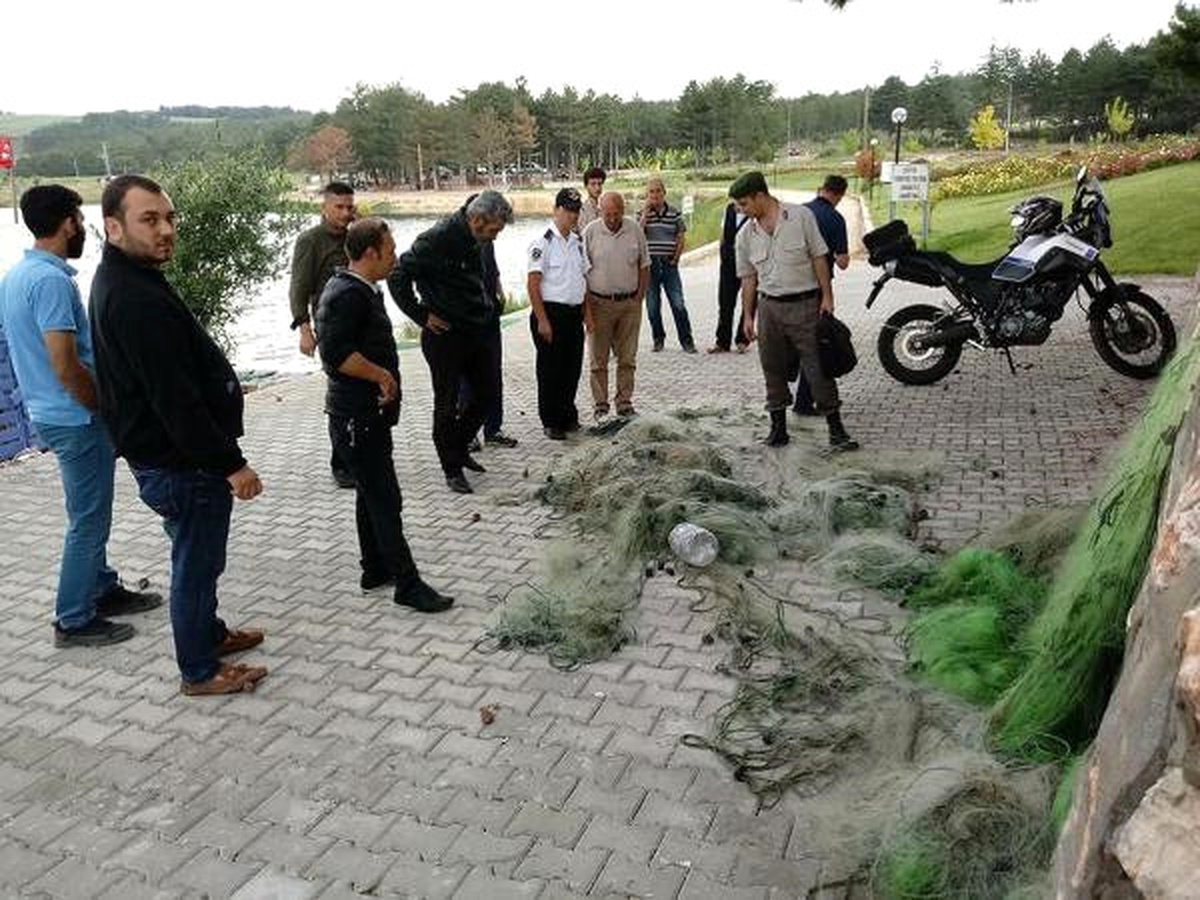 Avlanma Yasağı Olan Gölette Ağlara Takılan Balıkları Jandarmalar Kurtardı