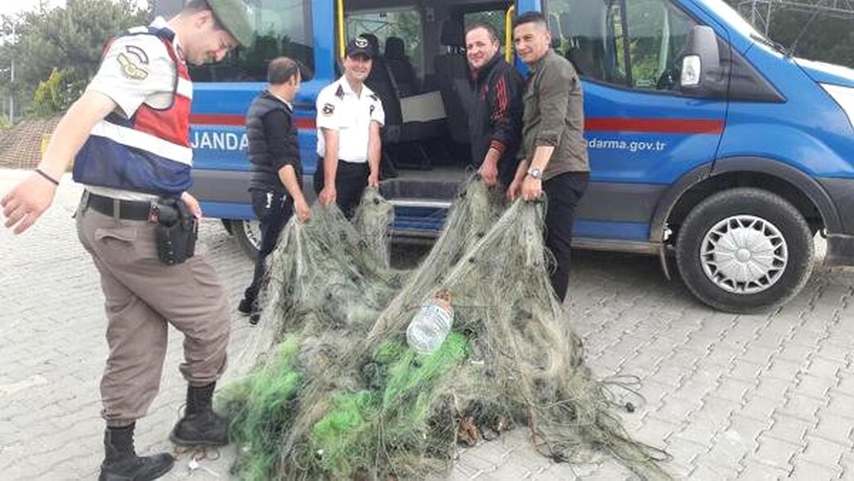 Avlanma Yasağı Olan Gölette Ağlara Takılan Balıkları Jandarmalar Kurtardı