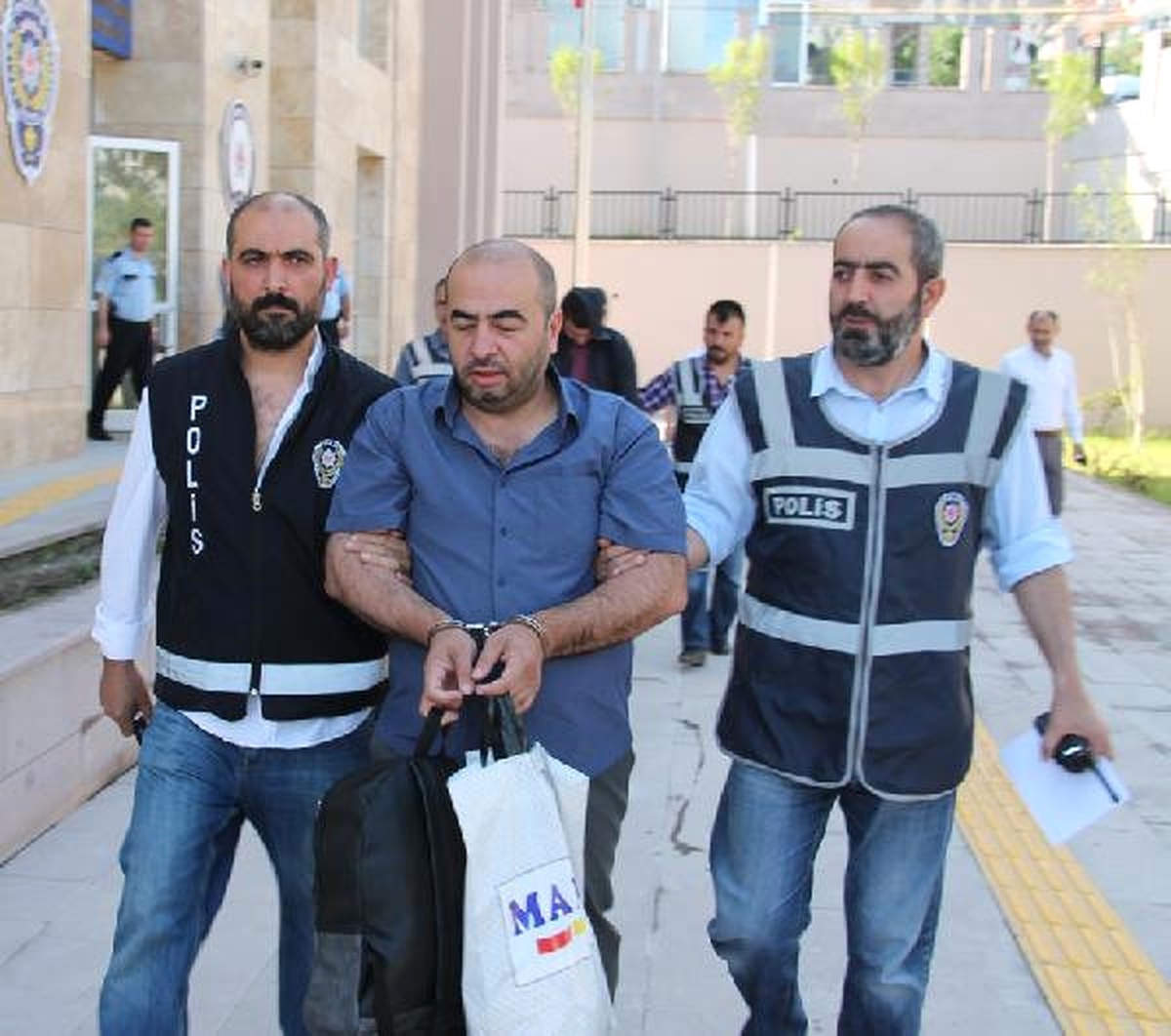 Babası Dahil 26 Kişiyi Dolandırmaktan Tutuklandı