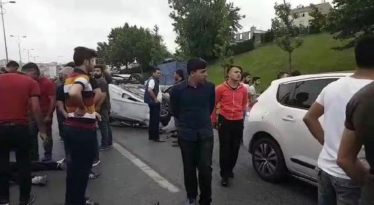 Bağcılar\'da Zincirleme Kazada 10 Araç Birbirine Girdi Yaralılar Var