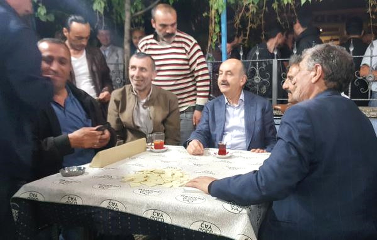Bakan Müezzinoğlu\'nun Gözleri Önünde Kürsüye Yığıldı (2)