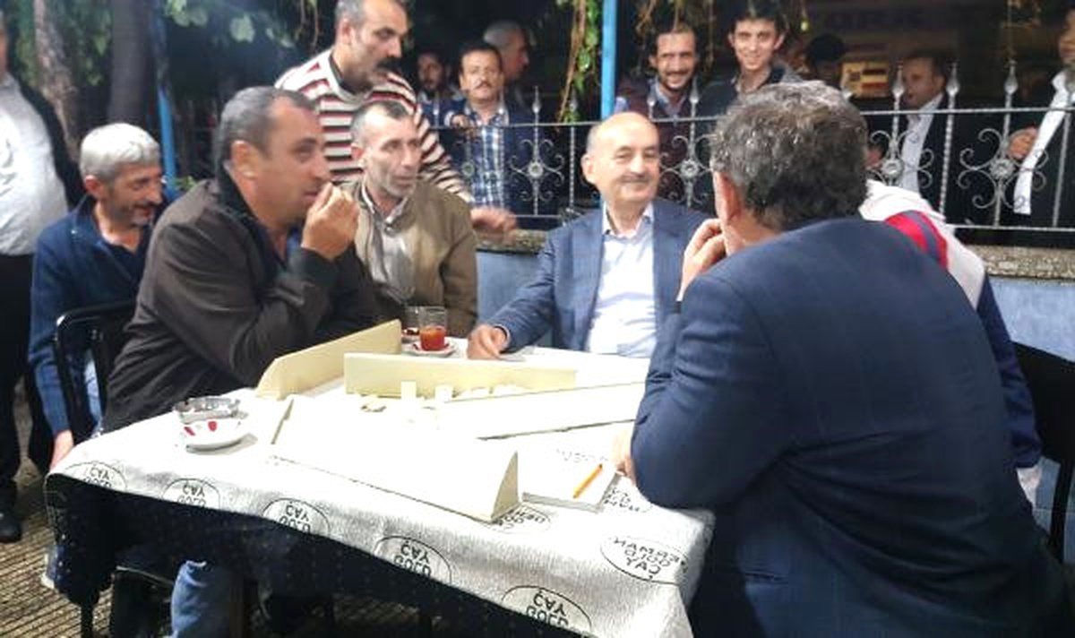 Bakan Müezzinoğlu\'nun Gözleri Önünde Kürsüye Yığıldı (2)