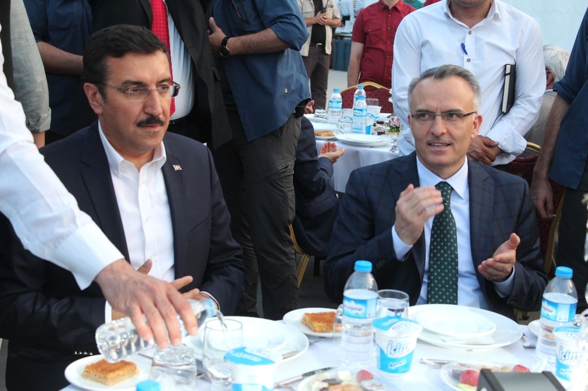 Bakanlar Ağbal ve Tüfenkci Vatandaşlarla Birlikte İftar Açtı