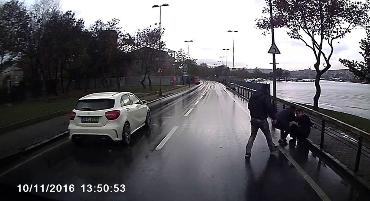 Balat\'ta Yayaya Çarpan Sürücü Çarptığı Şahsa Sarıldı