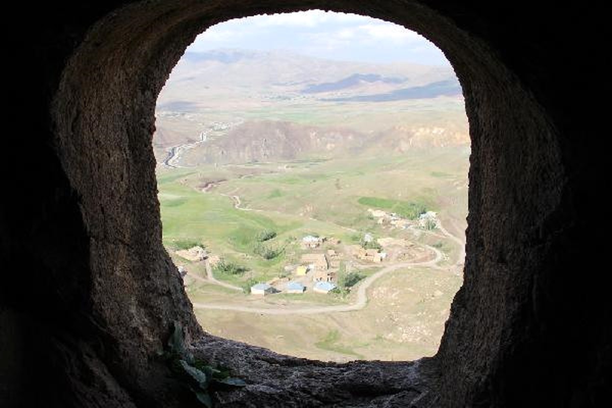 Başkale\'deki Tarihi Kudret Kalesi İlgi Bekliyor