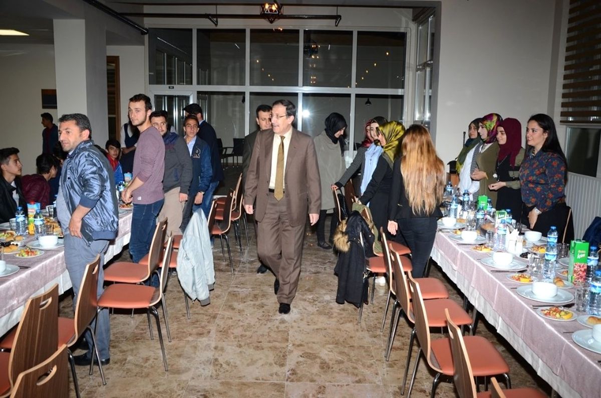 Başkan Bulutlar, AK Parti Yönetimine ve Muhtarlara İftar Verdi