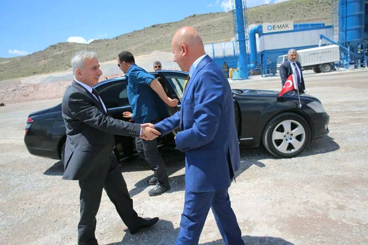 Başkan Çolakbayrakdar, Vali Kamçı ve Başkan Çelik\'e Asfalt Plentini Tanıttı