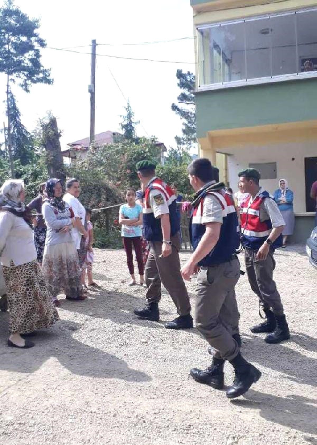 Belediyeye Tepki Gösterip Yolu Kesen Kadınları Jandarma İkna Etti