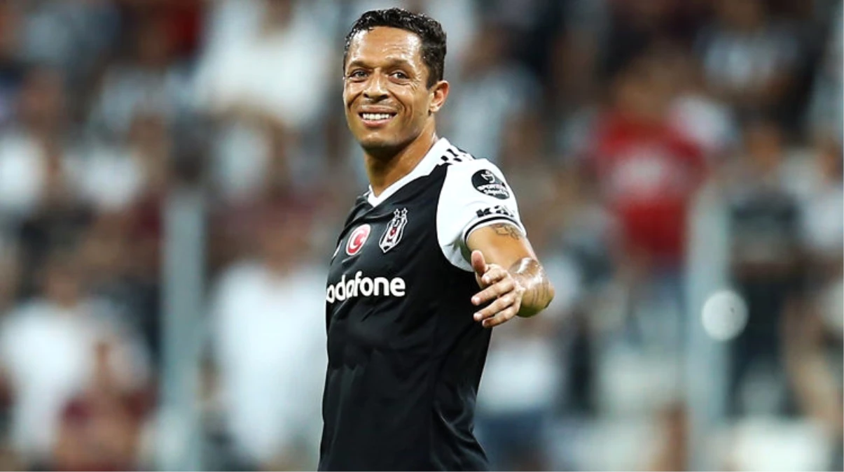 Beşiktaşlı Adriano: "Barcelona ile Aynı Gruba Düşmek İsterim"