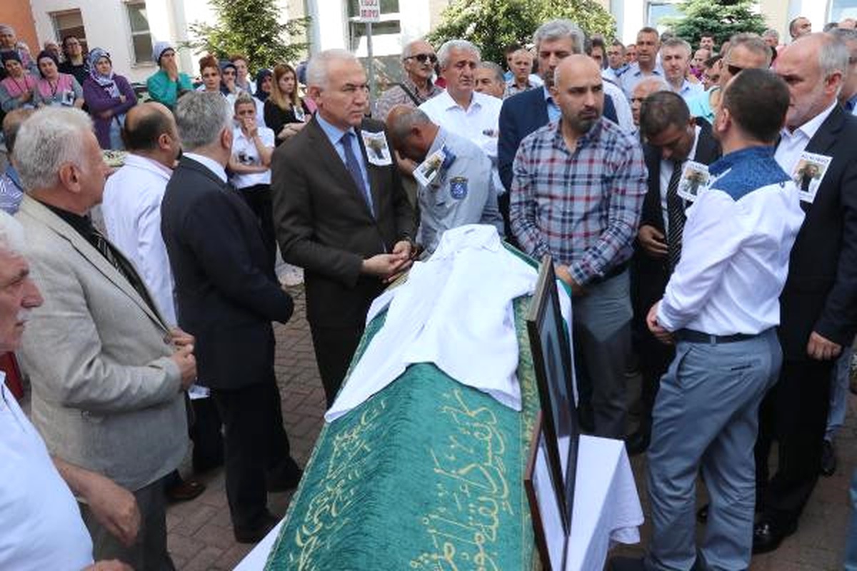Beyin Tümörüne Yenilen Çocuk Doktoruna Gözü Yaşlı Veda