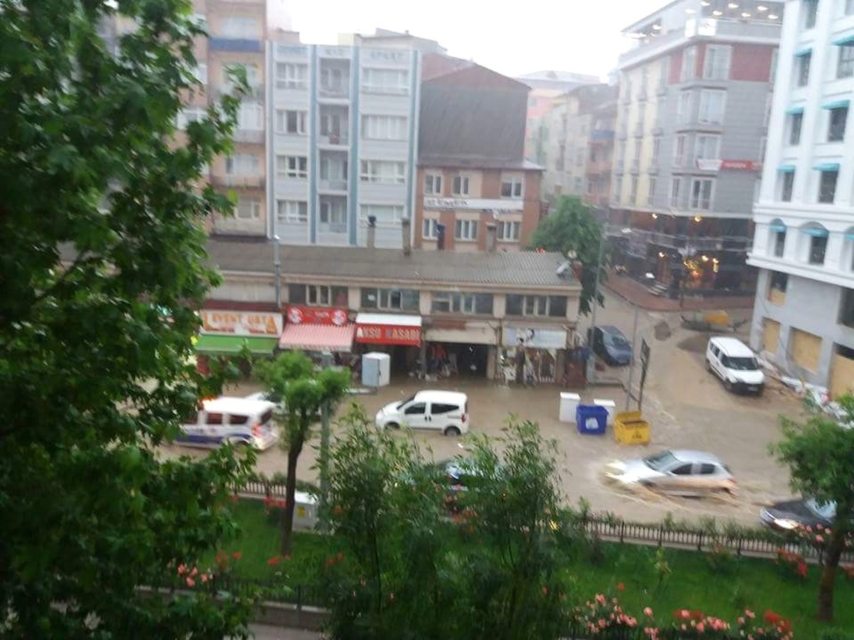 Bilecik\'te Sağanak Yağış, Hayatı Felç Etti
