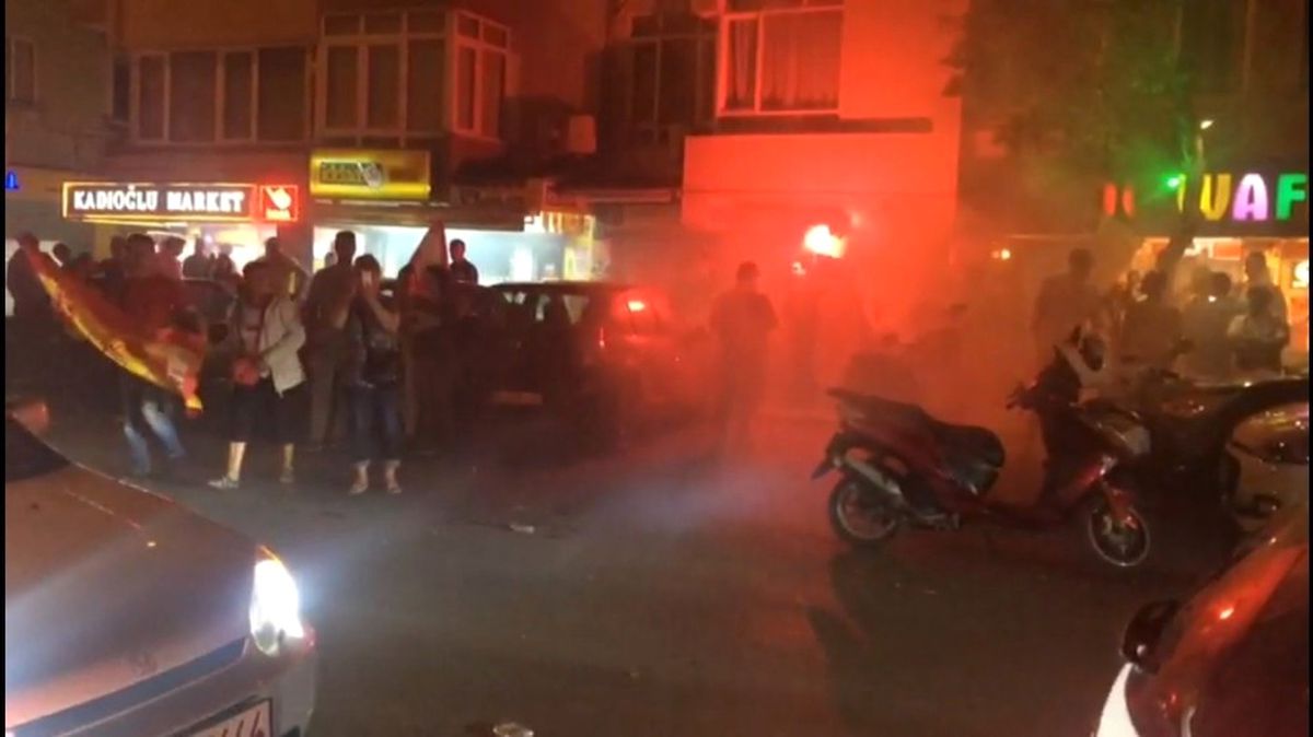 Binlerce İzmirli Sokaklarda