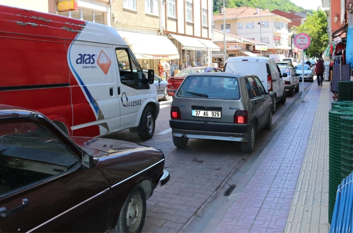 Bozkurt\'ta İşyerlerinin Önüne Duba Koyan İşletmelere Trafik Cezası