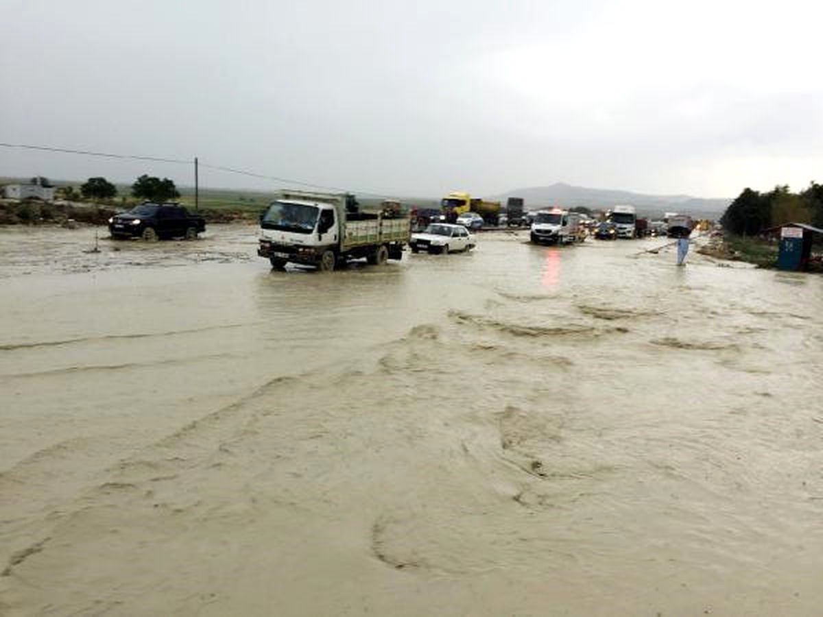 Burdur\'da Sel Yolu Kapattı