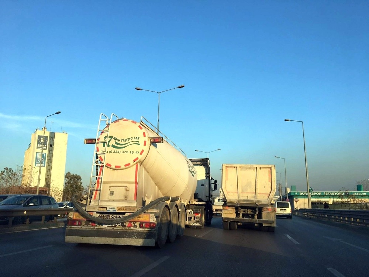 Bursa\'da Yasak Saatlerde Trafiğe Çıkan Tır ve Kamyon Sürücülerine Ceza Yağdı