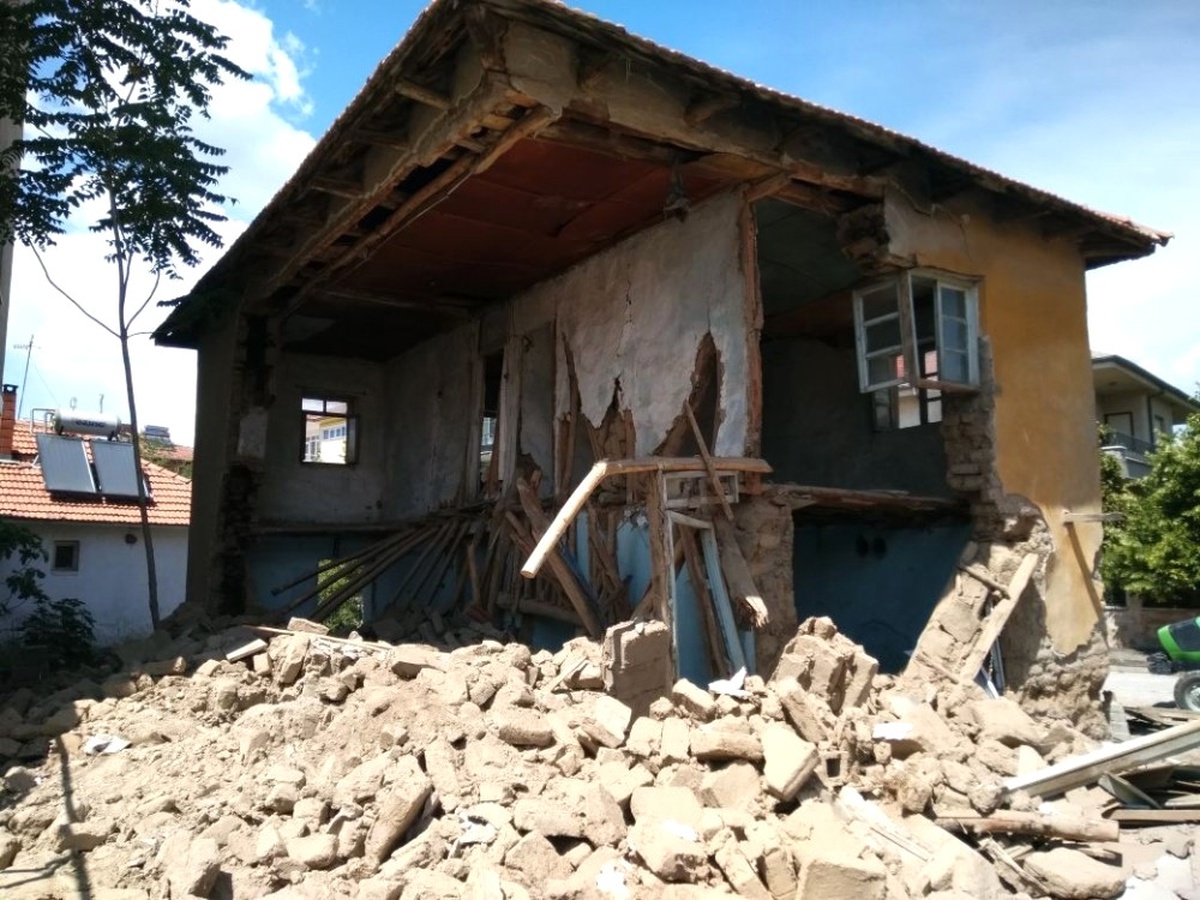 Denizli\'de Kerpiç Ev Yıkımında Göçük: 1 Yaralı