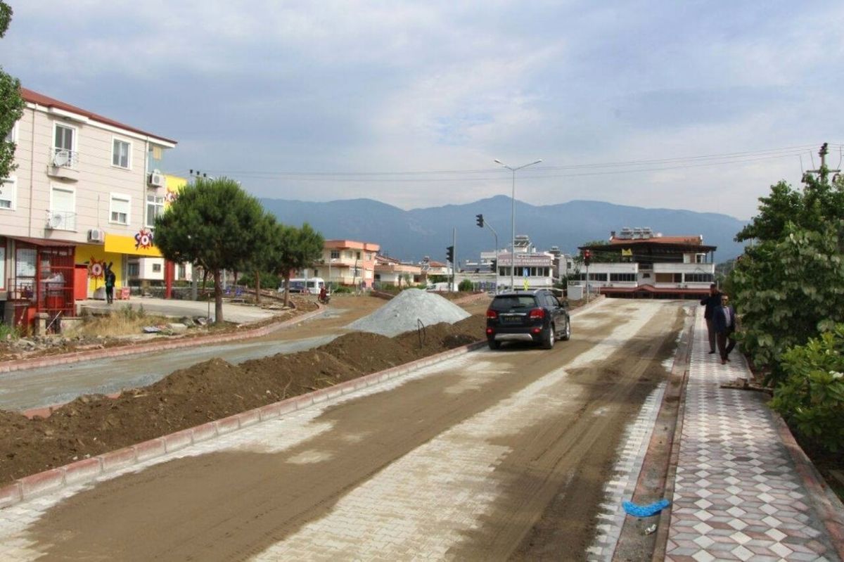Edremit\'te Yol Çalışmaları Aralıksız Sürüyor