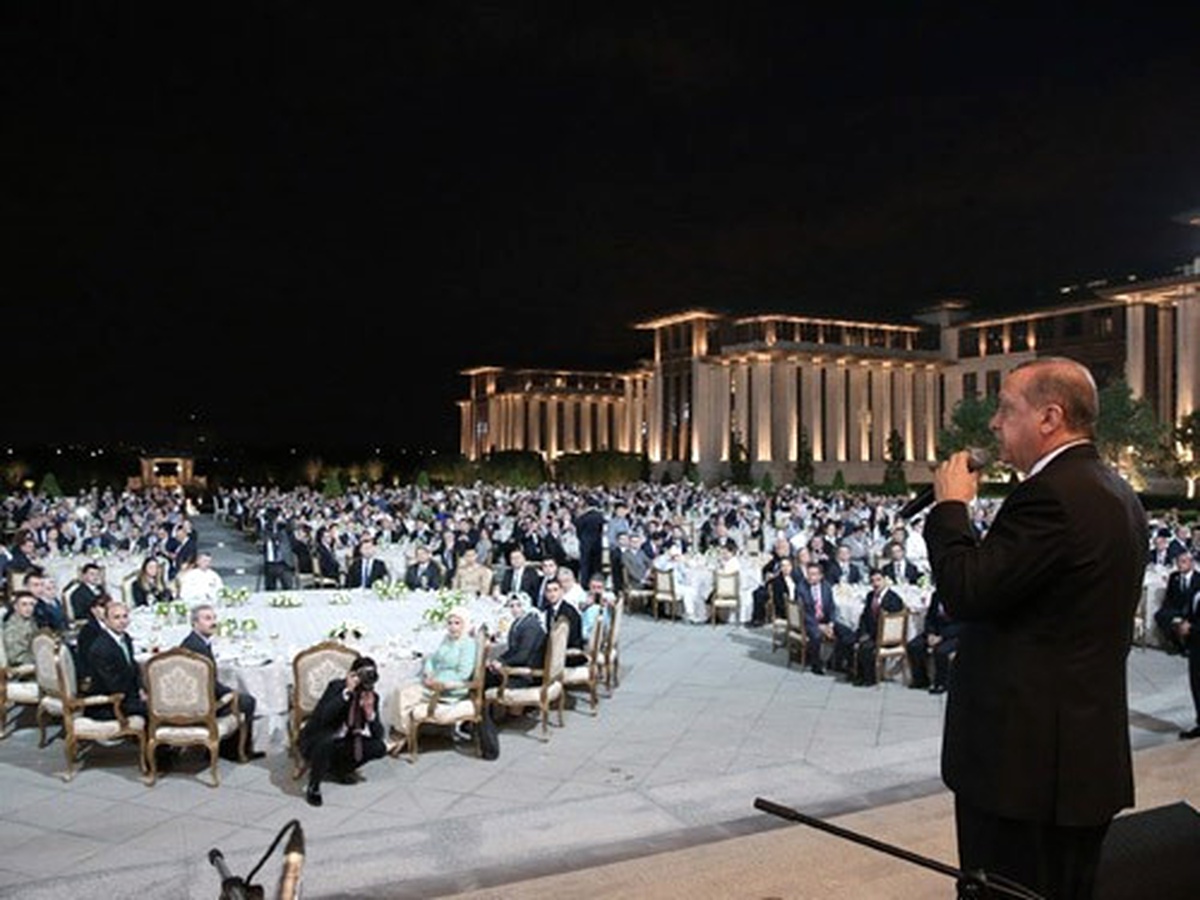 Erdoğan, Cumhurbaşkanlığı Personeliyle İftar Yaptı