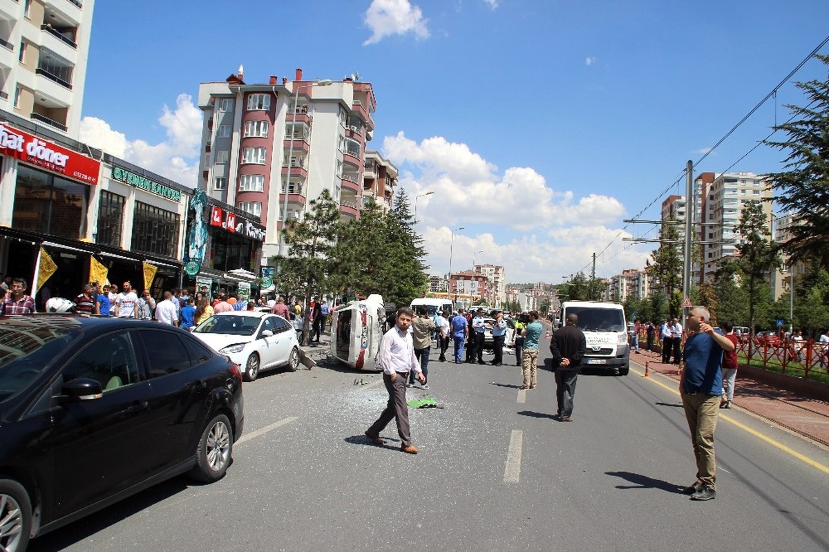 Freni Patlayan Halk Otobüsü 5 Otomobili Biçti: 1\'i Ağır 4 Yaralı