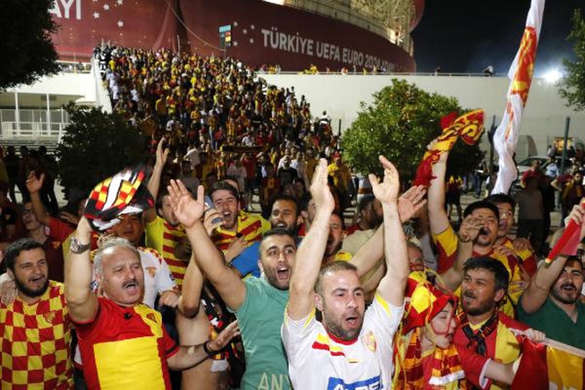 Göztepe\'nin Süper Lig Sevinci Stat Dışına Taştı