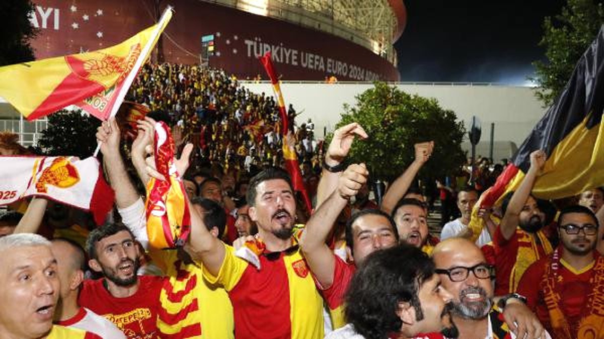 Göztepe\'nin Süper Lig Sevinci Stat Dışına Taştı