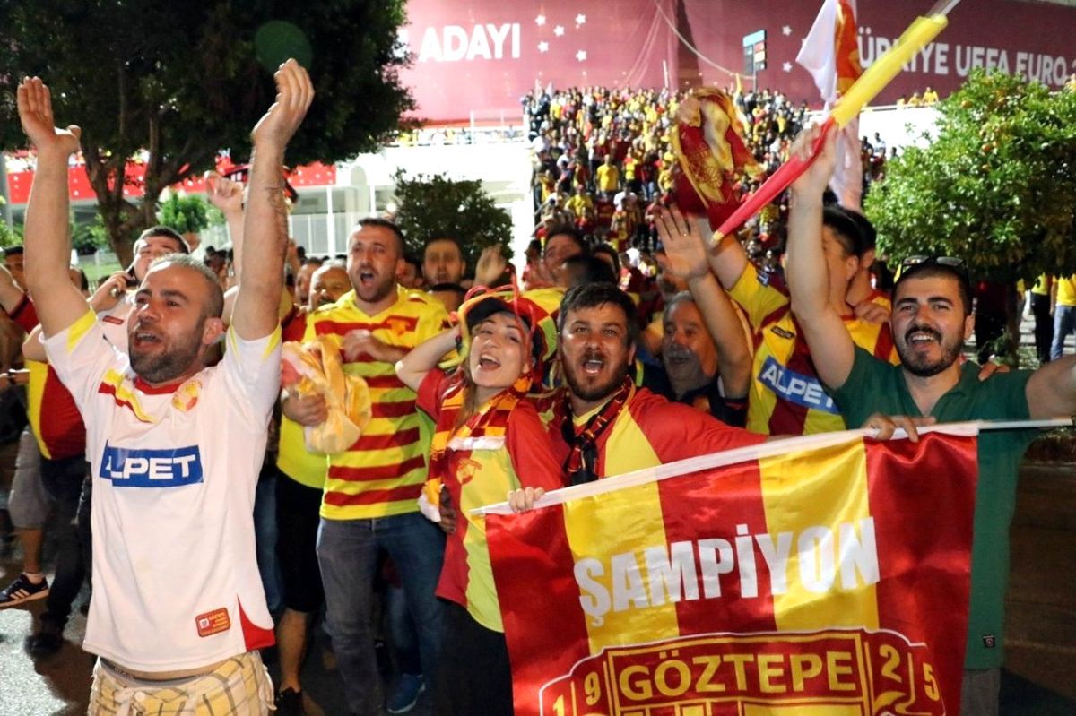 Göztepe Süper Lig\'e Çıkmayı Kutluyor