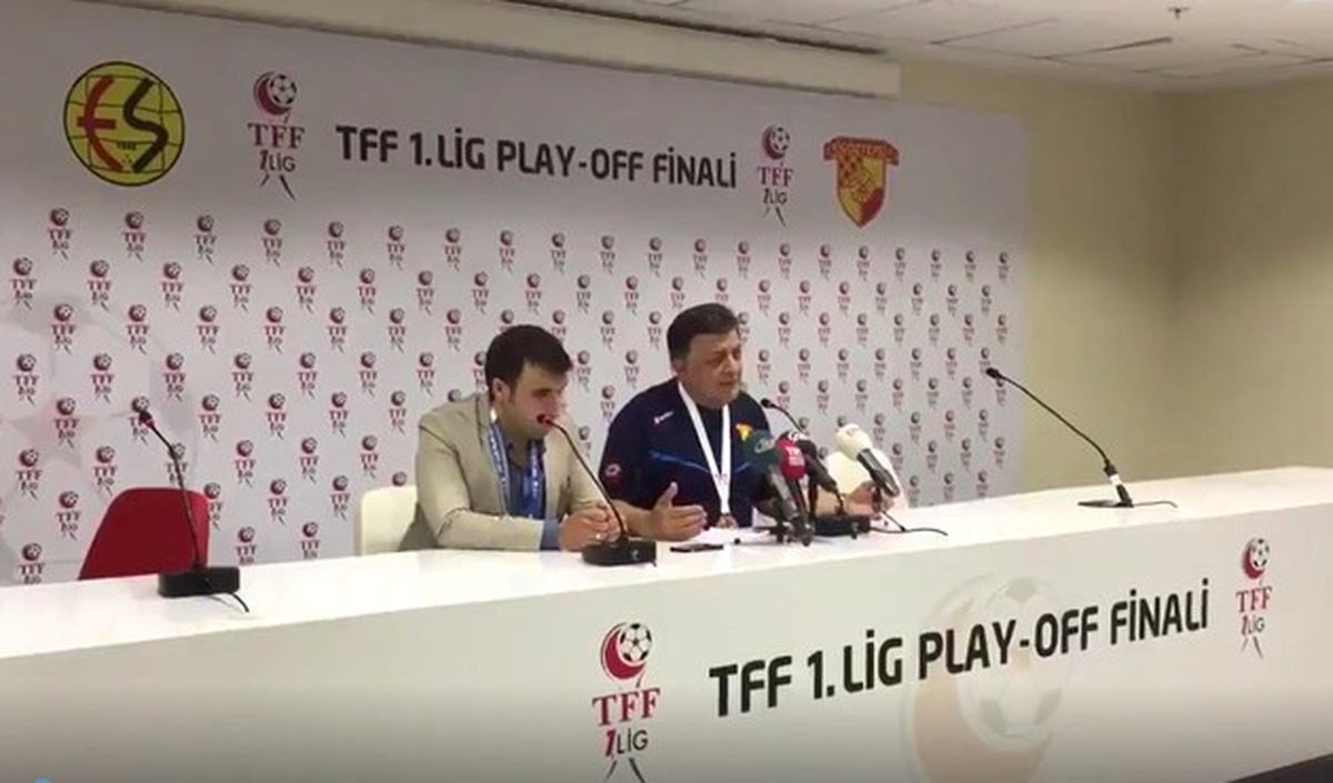 Göztepeli Futbolcular Yımaz Vural\'ın Basın Toplantısını Bastı
