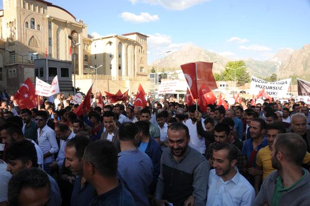 Hakkarililer İl Kalmak İçin Yürüdü