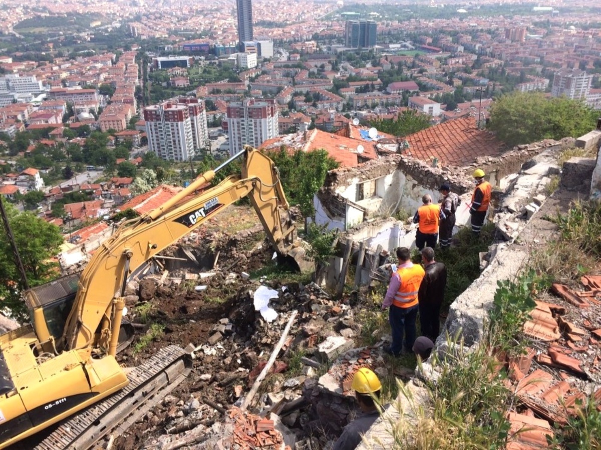 Hıdırlıktepe\'de Zor Şartlar Altında Yıkımlara Devam