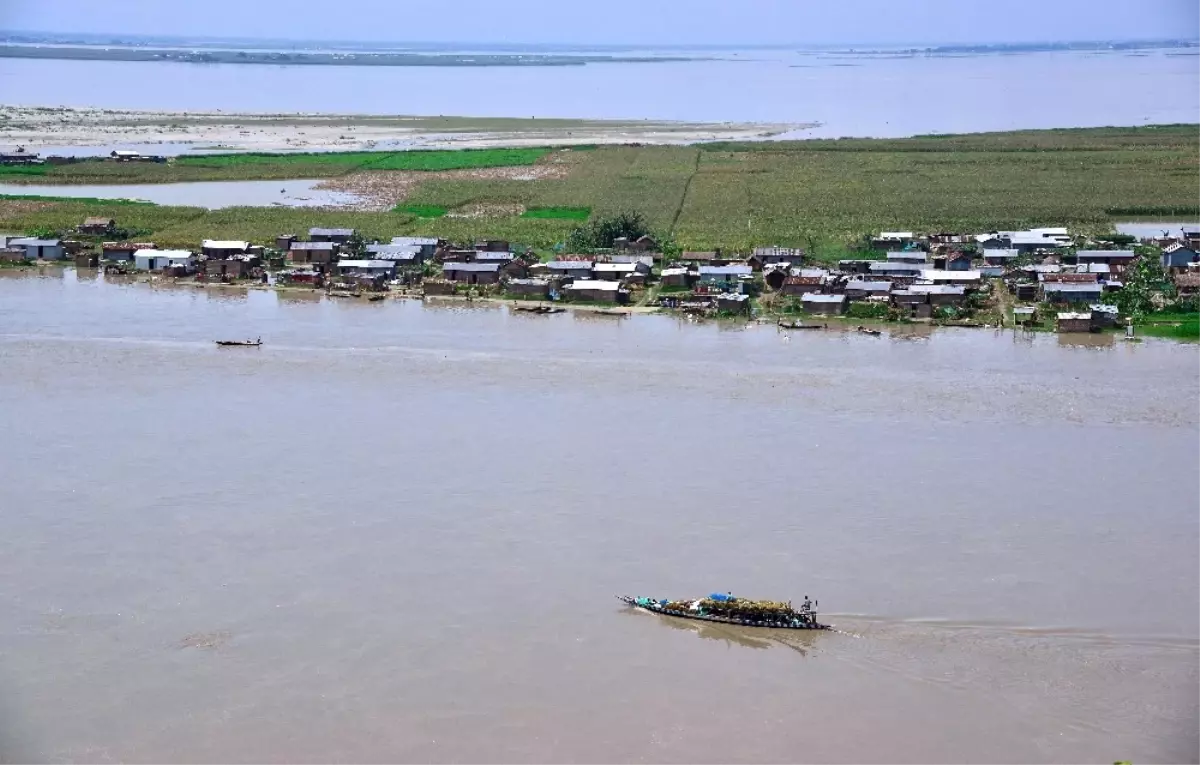 Hindistan\'da Assam\'ı Vuran Selden 13 Bin Kişi Etkilendi