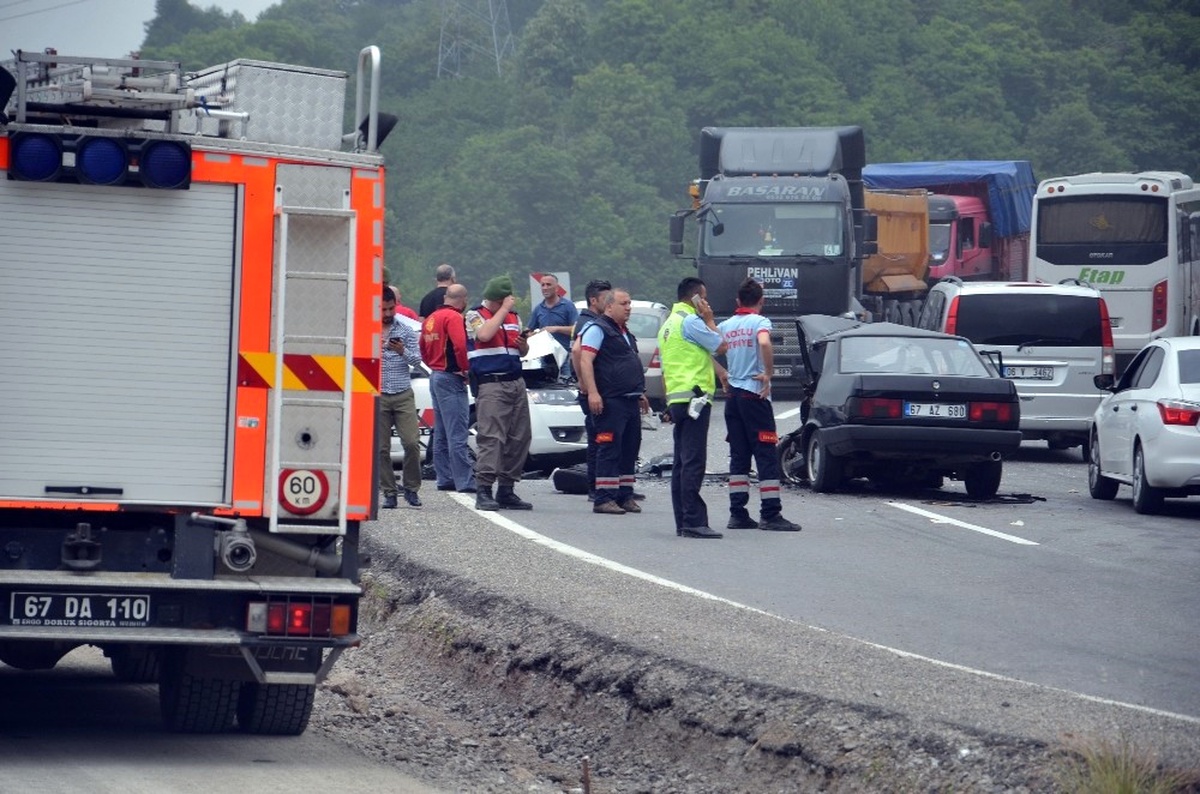 Hurdaya Dönen Otomobilden Sağ Çıktı: 1\'i Ağır, 3 Yaralı