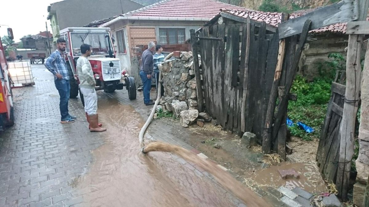 İnönü\'de Yağmur Sele Neden Oldu