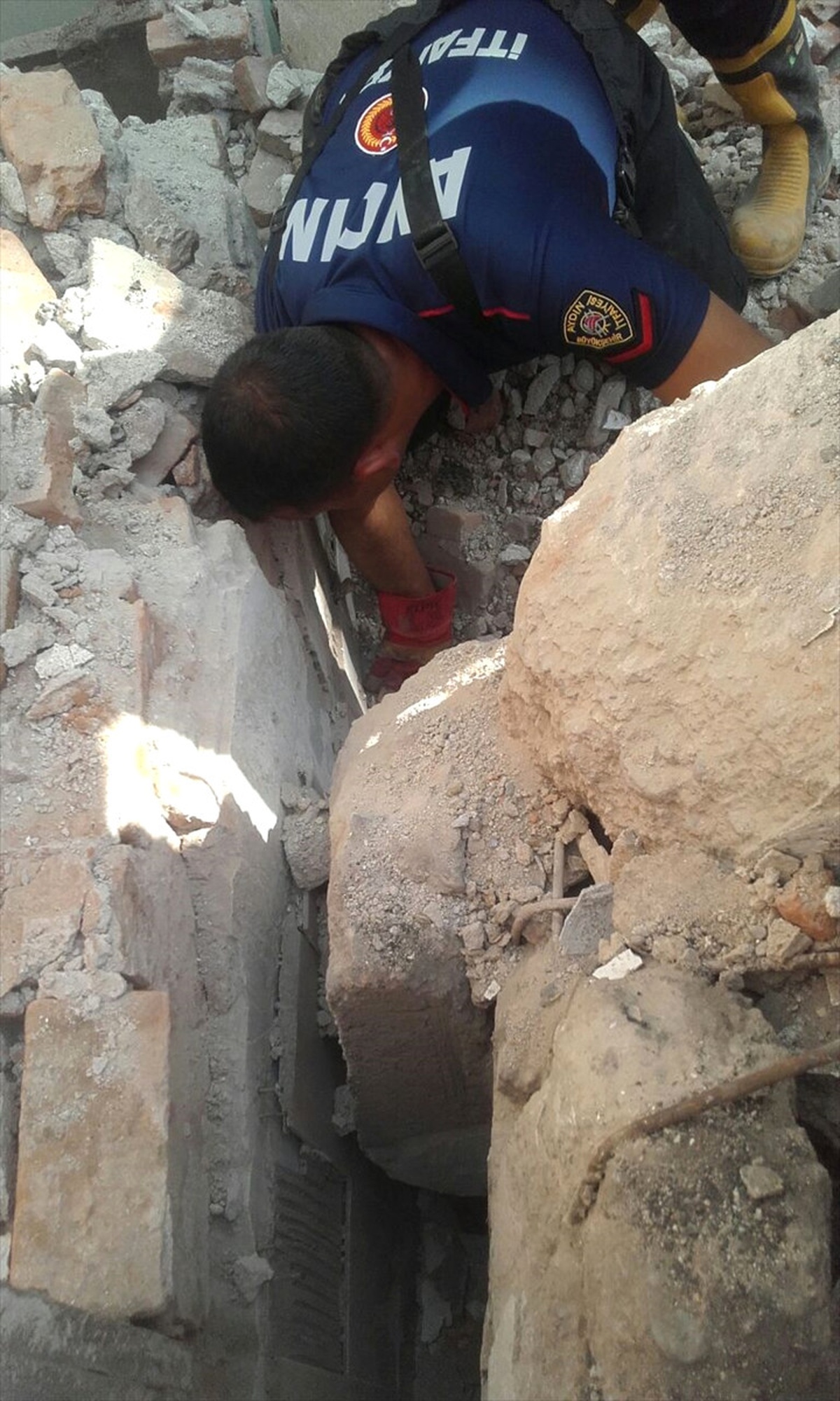 İnşaat Altında Kalan Kediyi İtfaiye Kurtardı
