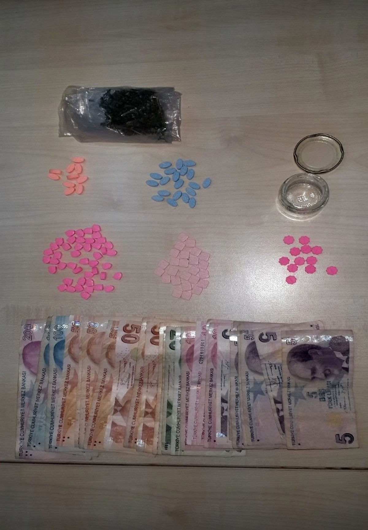 İzmir\'de Uyuşturucu Satıcılarına 3 Tutuklama