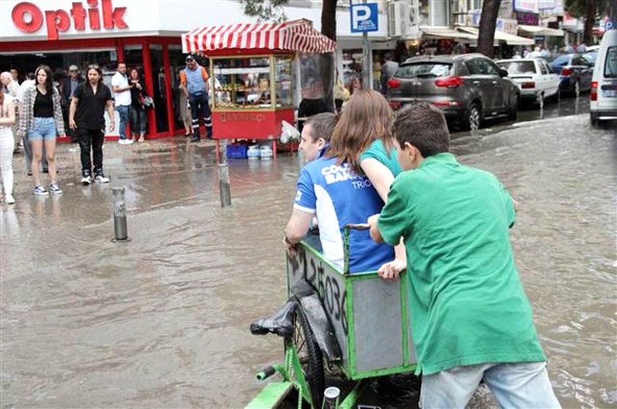 İzmir\'deki Sağanak ve Dolu
