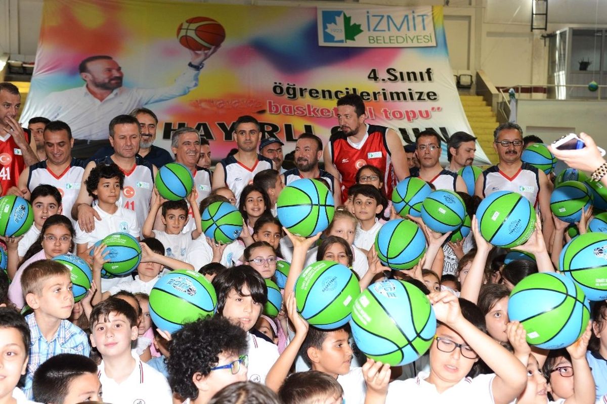 İzmit Belediyesi\'nden 10 Bin Öğrenciye Basket Topu