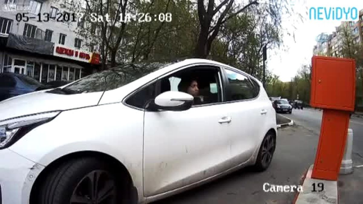 Kadın Sürücü El Frenini Çekmeyi Unutursa