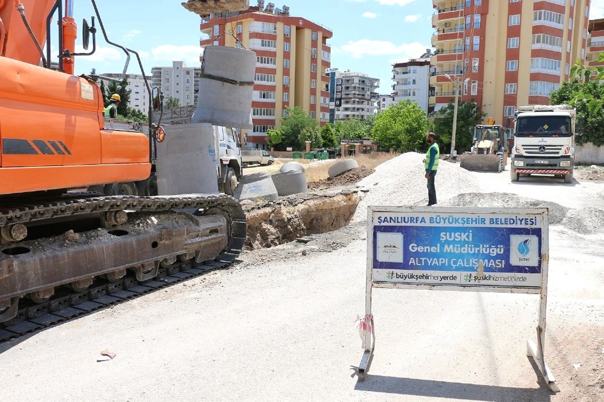 Karaköprü İlçesinde Drenaj Hat Döşeme Çalışmaları Devam Ediyor