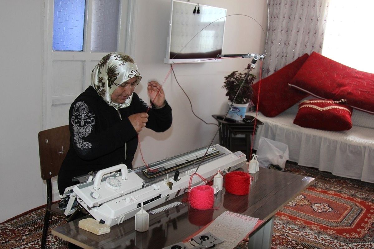 Kendi Ürettiklerini Satarak Çocuklarına Bakıyor