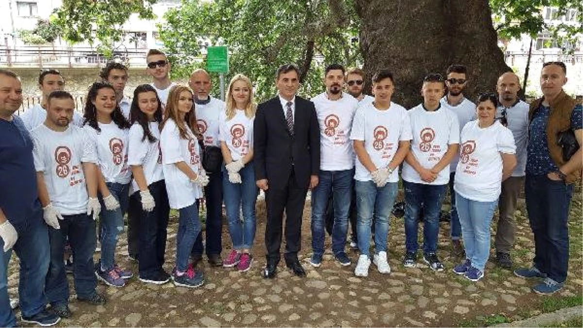 Kosovalı Türk Bakan, Dünya Çevre Günü\'nde Sokakları Kendi Elleriyle Temizledi