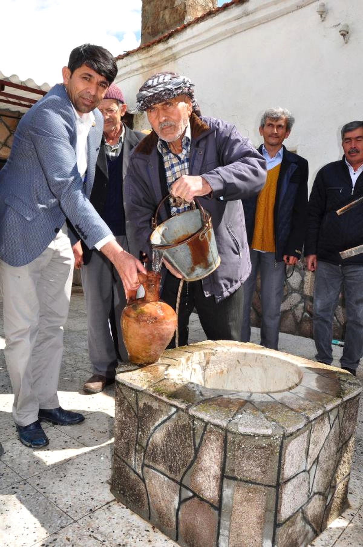 Kuyuyu Kışın Dolduruyorlar Yazın Çekip İçiyorlar