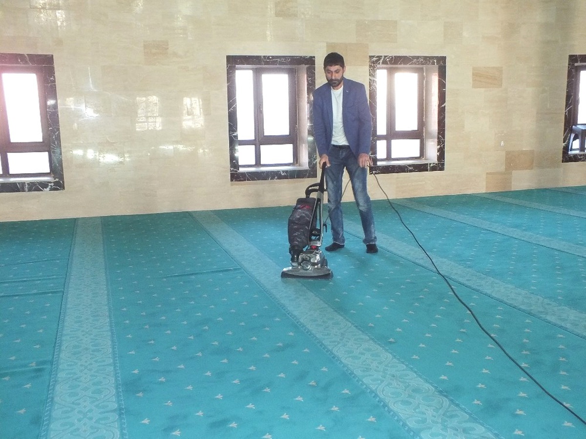 Malazgirt\'te Cami Temizliği İçin Elektrik Süpürgesi