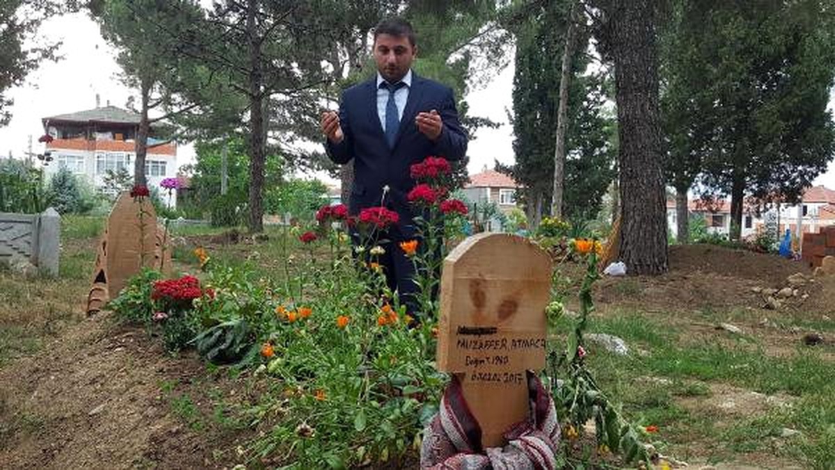 Muhtar Seçildikten Sonra Muhtar Babasının Mezarını Ziyaret Etti