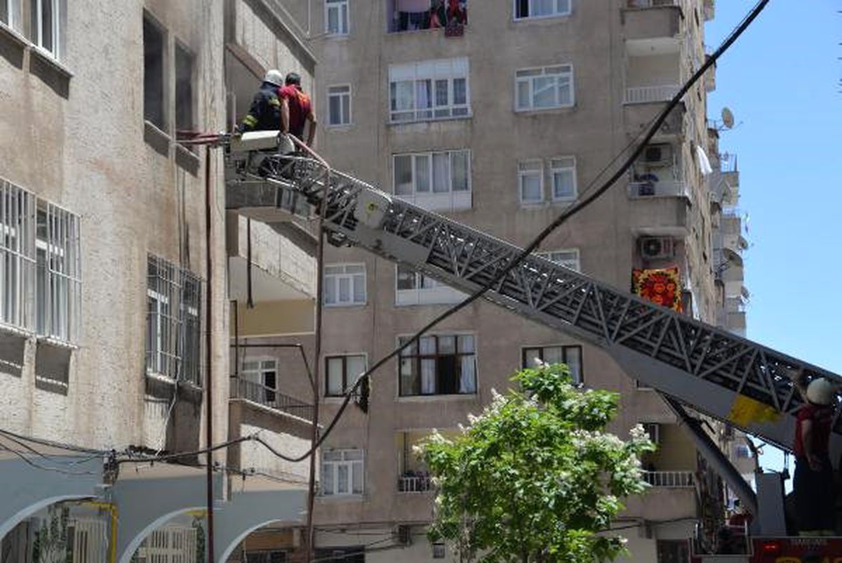 Mühürlenen Binadaki Dairesini Ateşe Verdi