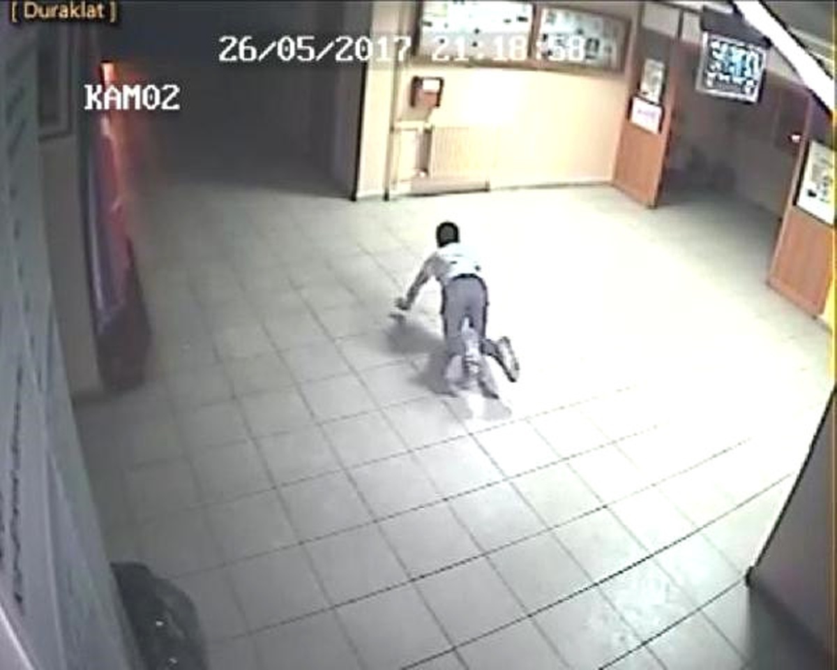 Okula Giren Hırsızlık Şüphelileri Kameraya Yakalandı