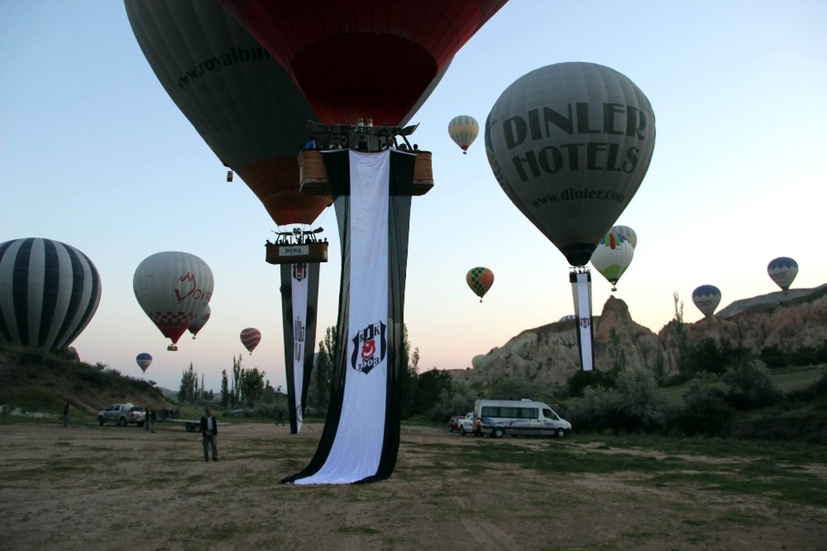 Kapadokya\'da Balonlar Beşiktaş\'ın Şampiyonluğu İçin Havalandı