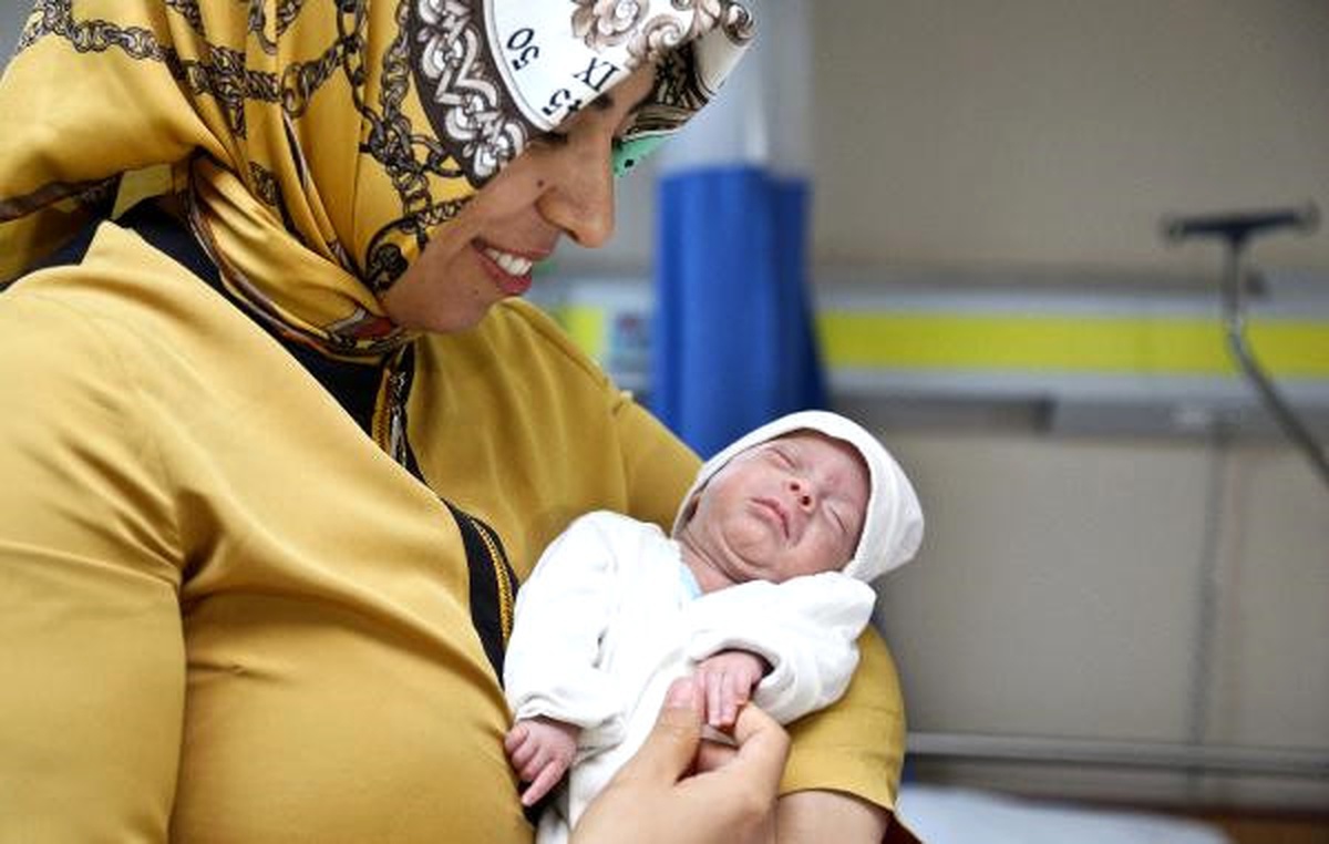 Parmak Bebek Yiğit, Yaşama Tutundu