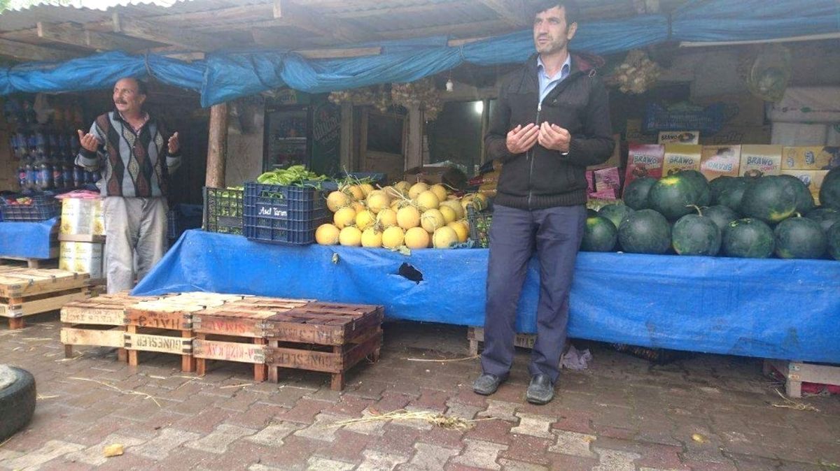 Pazarcılar, Tezgahlarını Dua ile Açıyor